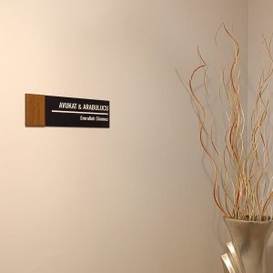 Pleksi Kapı Tabelaları ve Alikor Kabartma Harf Uygulaması