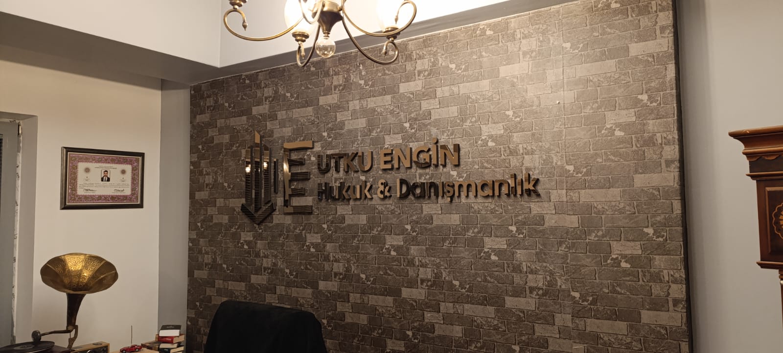 Pleksi Kapı Tabelaları ve Alikor Kabartma Harf Uygulaması